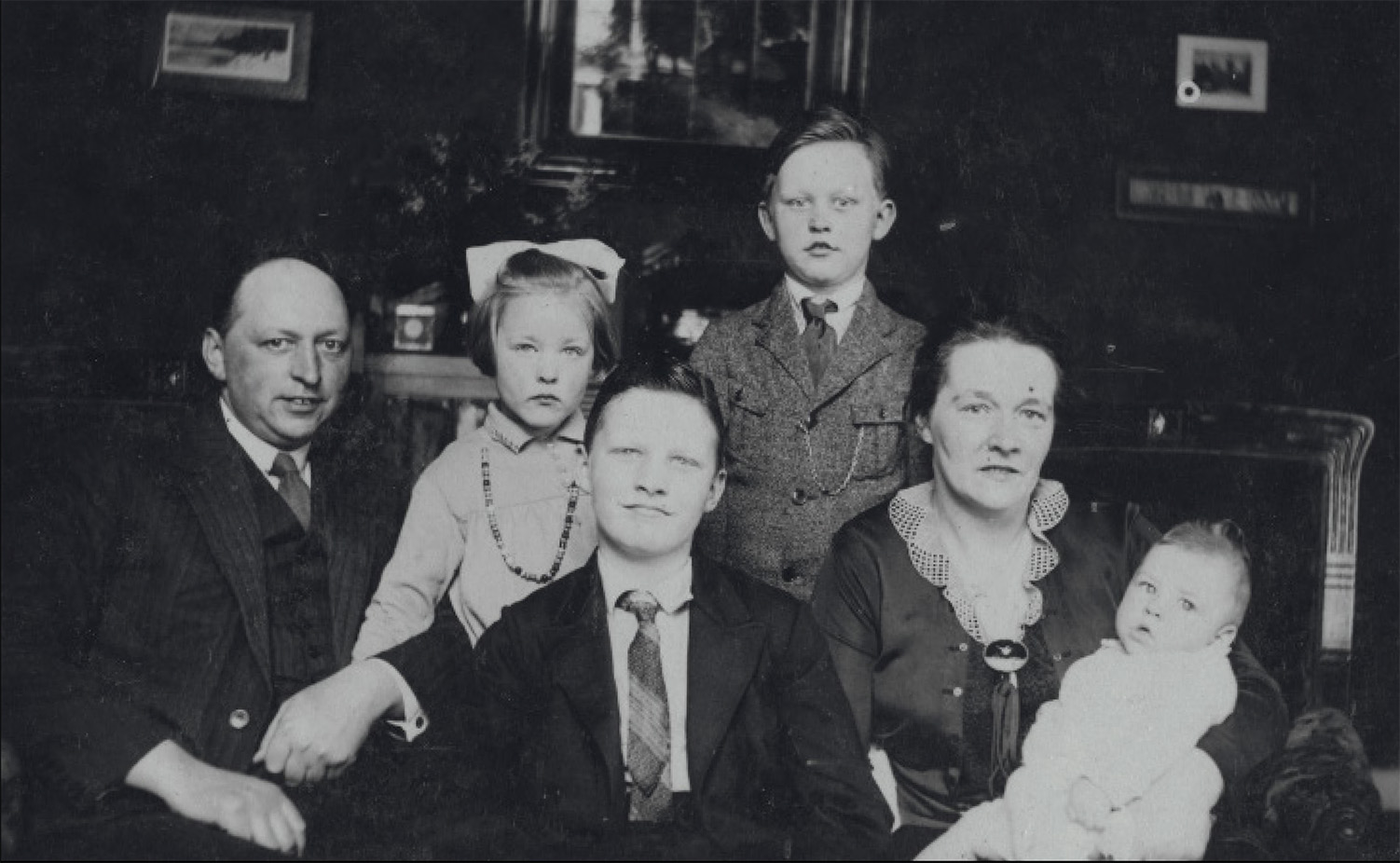 Sjoerd Litjens / Eos Psyche & Brein / Levensverhalen als bron van zingeving / Cornelia Middelkoop-Koning / Vader en moeder Koning met de vier oudste kinderen in Echt. (Cornelia, tweede van links) / 1930